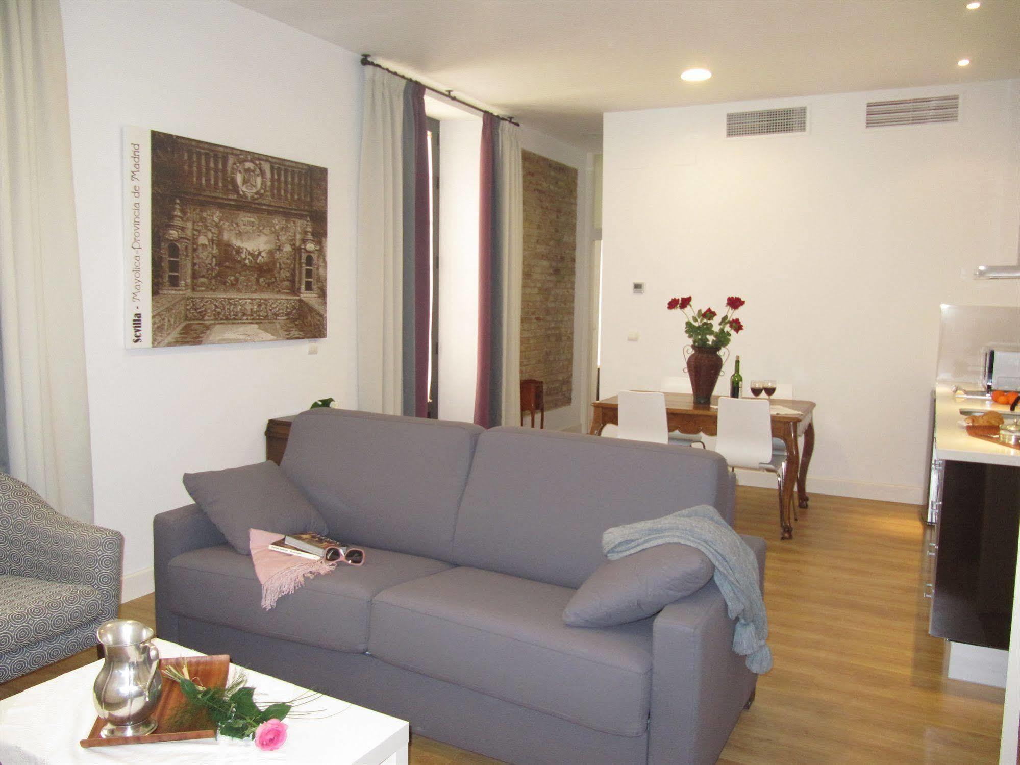 Life Apartments Alberto Lista Sevilla Exteriör bild